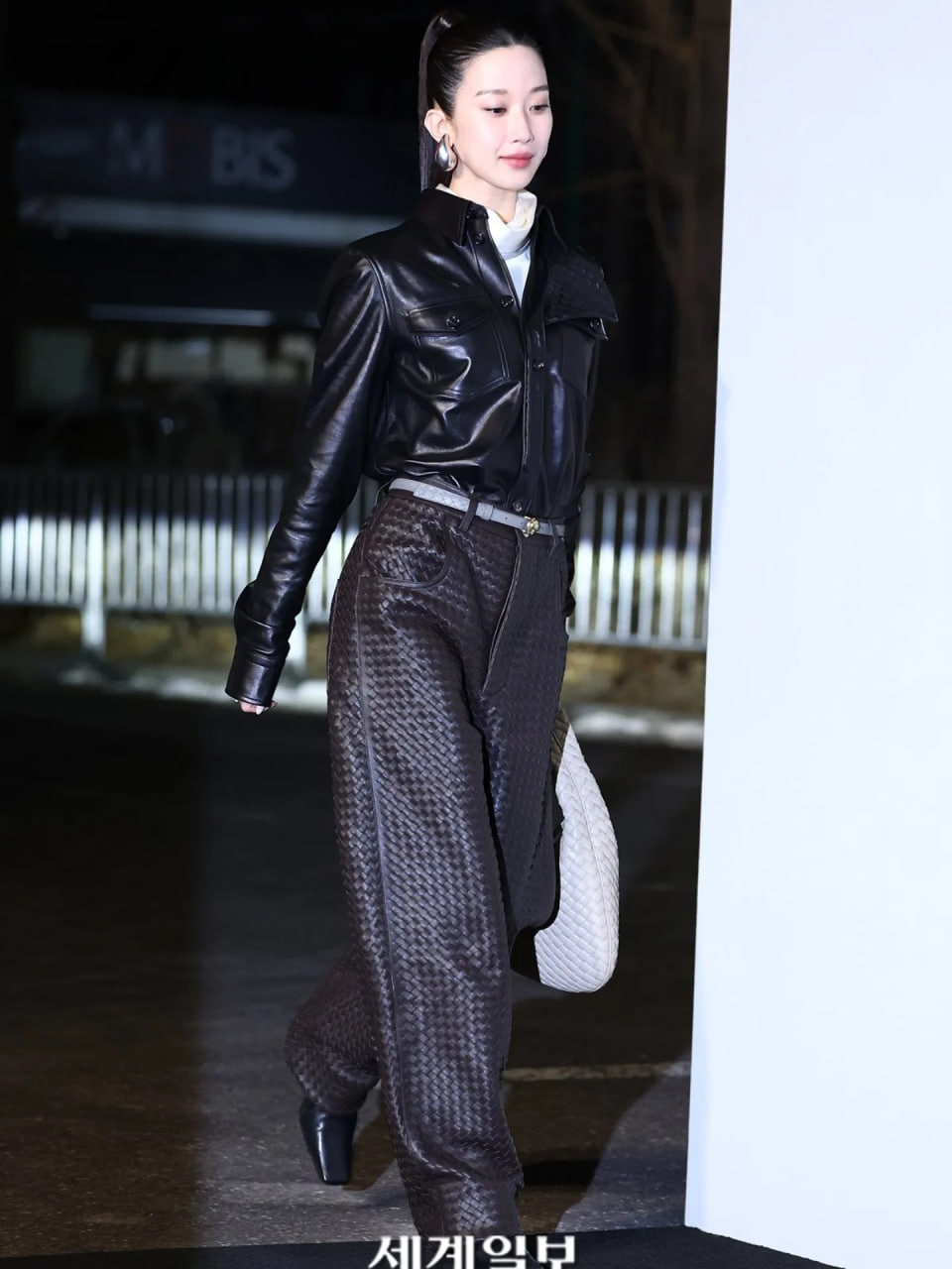 Kim Seon Ho si&ecirc;u cấp đẹp trai, Lee Young Ae - Moon Ga Young sang ng&uacute;t ng&agrave;n tại event của Bottega- Ảnh 9.