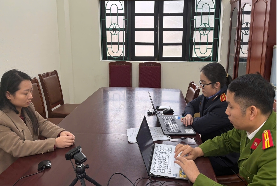 Quyết định khởi tố c&aacute;n bộ đất đai Trần Thị Dịu sinh năm 1994- Ảnh 1.