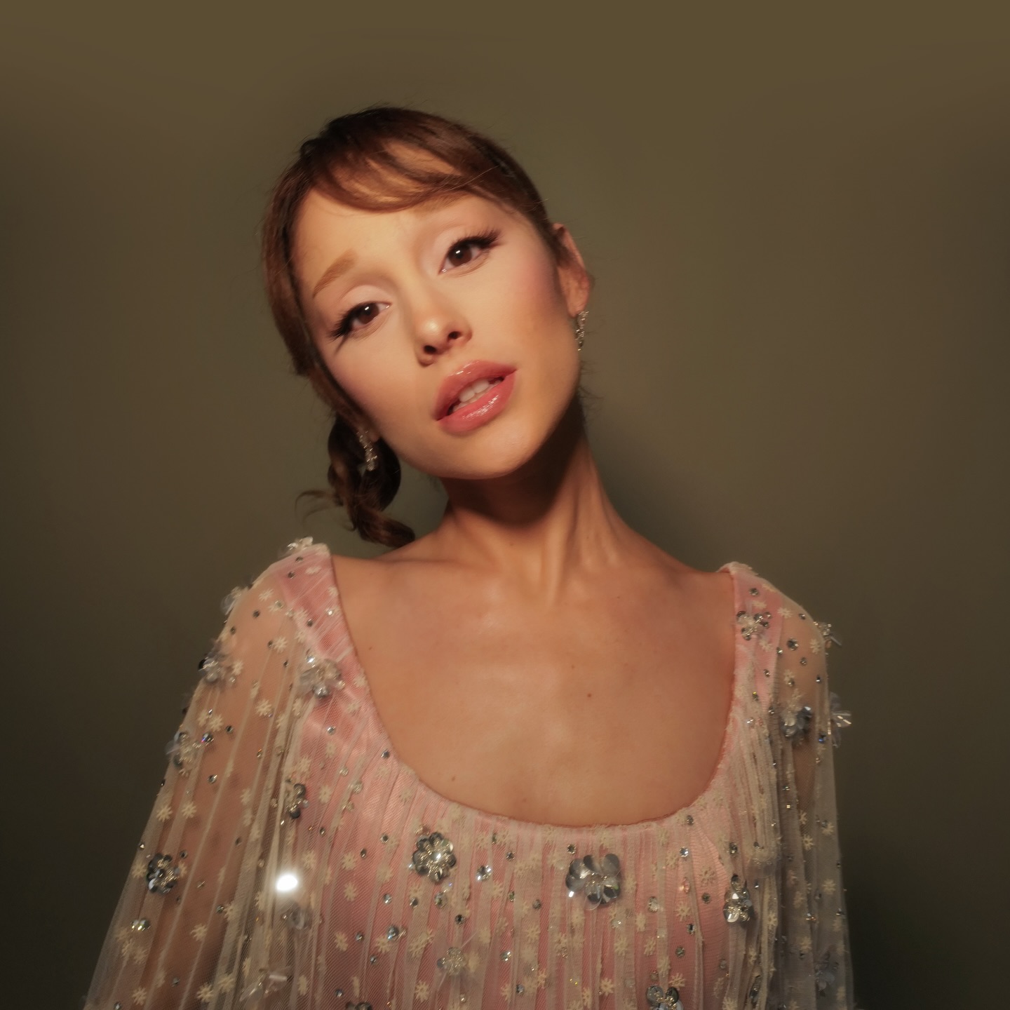 Ariana Grande tiết lộ l&yacute; do kh&ocirc;ng muốn mặc quần ra đường suốt một khoảng thời gian- Ảnh 7.