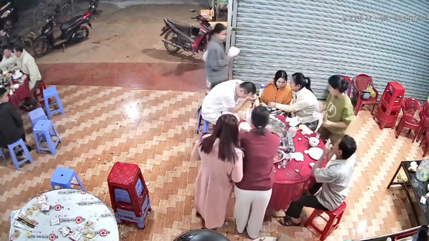 Bố mẹ chồng Trung Quốc sang gặp nàng dâu Việt bị liệt tứ chi: Hành động bất ngờ trong bữa cơm- Ảnh 6.