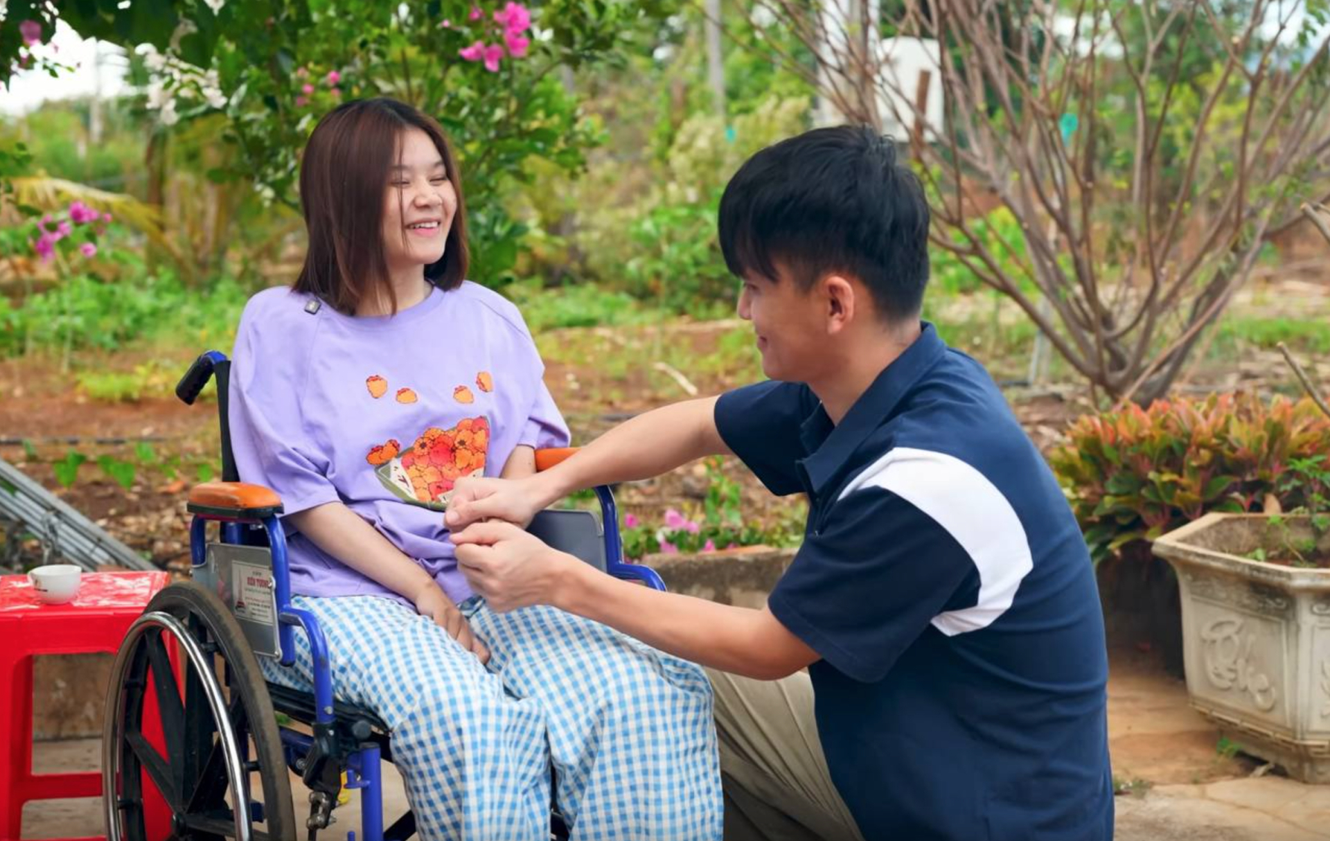 Bố mẹ chồng Trung Quốc sang gặp nàng dâu Việt bị liệt tứ chi: Hành động bất ngờ trong bữa cơm- Ảnh 2.