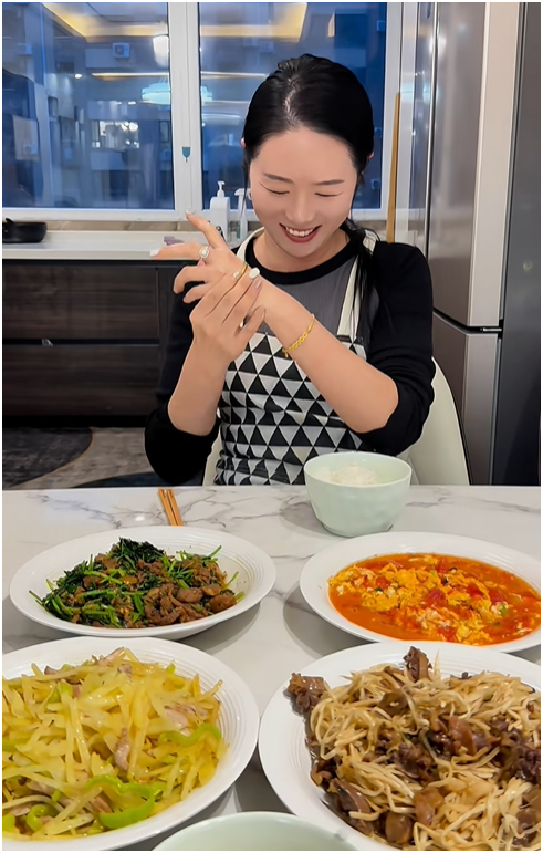 Người đ&agrave;n &ocirc;ng c&oacute; 5,95 tỷ đồng trong 10 ph&uacute;t nhờ b&aacute;n 28 m&oacute;n v&agrave;ng mua tặng vợ trong 15 năm- Ảnh 2.