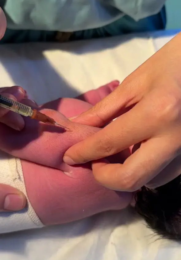 Ng&agrave;y đầu ti&ecirc;n ch&agrave;o đời của em b&eacute; sơ sinh phải vượt 7 CỬA ẢI, bận rộn v&ocirc; c&ugrave;ng đấy mẹ y&ecirc;u ạ!- Ảnh 6.