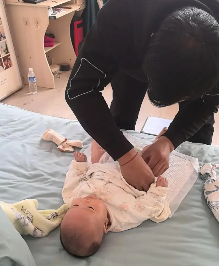 Ng&agrave;y đầu ti&ecirc;n ch&agrave;o đời của em b&eacute; sơ sinh phải vượt 7 CỬA ẢI, bận rộn v&ocirc; c&ugrave;ng đấy mẹ y&ecirc;u ạ!- Ảnh 5.