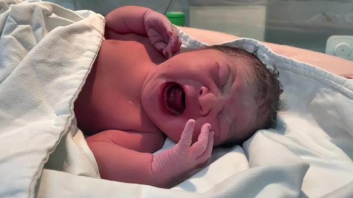 Ng&agrave;y đầu ti&ecirc;n ch&agrave;o đời của em b&eacute; sơ sinh phải vượt 7 CỬA ẢI, bận rộn v&ocirc; c&ugrave;ng đấy mẹ y&ecirc;u ạ!- Ảnh 2.