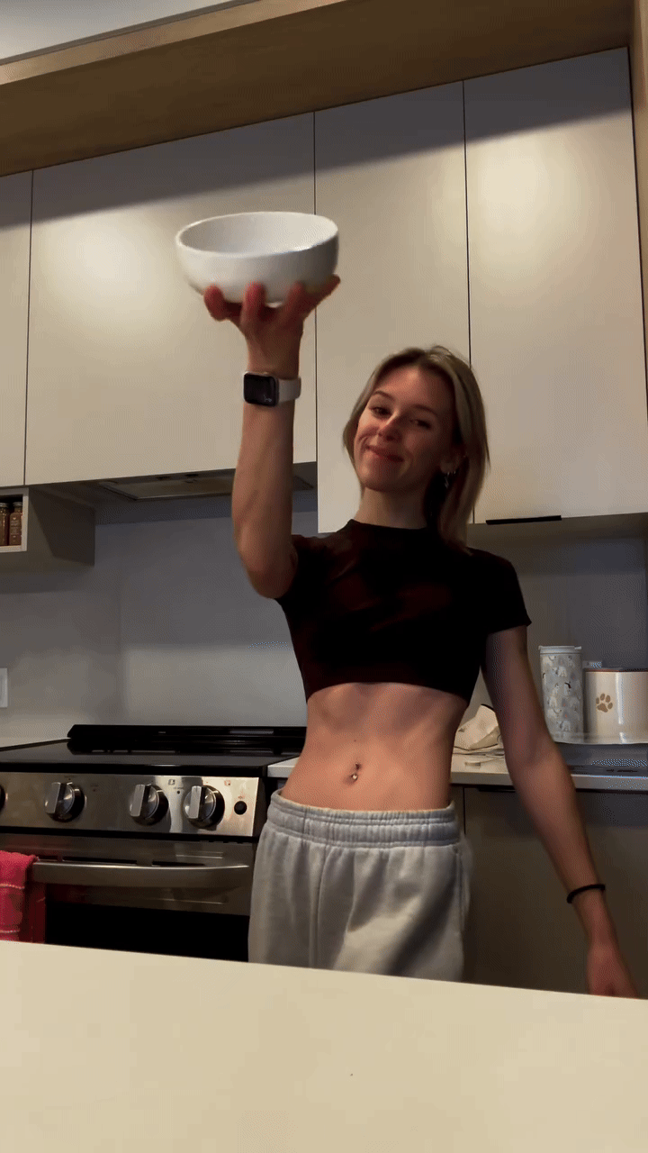 Từ bộ xương kh&ocirc; trở n&ecirc;n tr&agrave;n đầy sức sống: H&agrave;nh tr&igrave;nh chữa l&agrave;nh của c&ocirc; g&aacute;i từng bị c&acirc;n nặng kiểm so&aacute;t cả cuộc đời- Ảnh 10.