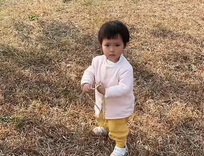 Đi chơi, b&eacute; g&aacute;i nhặt được d&acirc;y chuyền v&agrave;ng trị gi&aacute; 262 triệu đồng- Ảnh 1.