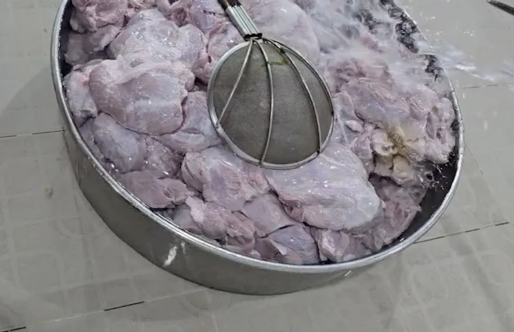 Đọc bài "Sự thật phía sau những suất cơm học đường", tôi rùng mình: Hoá ra người ta cũng có thể ác với trẻ con!- Ảnh 1. Đọc bài "Sự thật phía sau những suất cơm học đường", tôi rùng mình: Hoá ra người ta cũng có thể ác với trẻ con!- Ảnh 1.