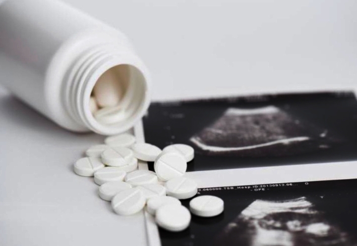 Tự uống 20 vi&ecirc;n thuốc ph&aacute; thai mua online, người phụ nữ phải cắt to&agrave;n bộ tử cung- Ảnh 1.