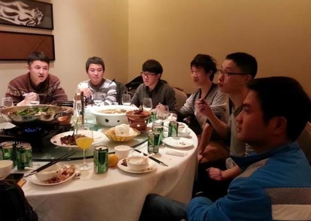 H&agrave;o ph&oacute;ng trả hết tiền ăn trong buổi họp lớp, người đ&agrave;n &ocirc;ng vừa đi về th&igrave; tất cả tụm lại n&oacute;i xấu v&igrave; 1 l&yacute; do kh&ocirc;ng ngờ!- Ảnh 1.