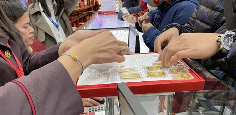 Giá vàng vượt mốc 190 triệu đồng/lượng, hàng triệu người dân đang giữ vàng băn khoăn: Từ 9/2, vàng nhẫn, vàng miếng mất hóa đơn có bán được không?- Ảnh 3. Giá vàng vượt mốc 190 triệu đồng/lượng, hàng triệu người dân đang giữ vàng băn khoăn: Từ 9/2, vàng nhẫn, vàng miếng mất hóa đơn có bán được không?- Ảnh 3.