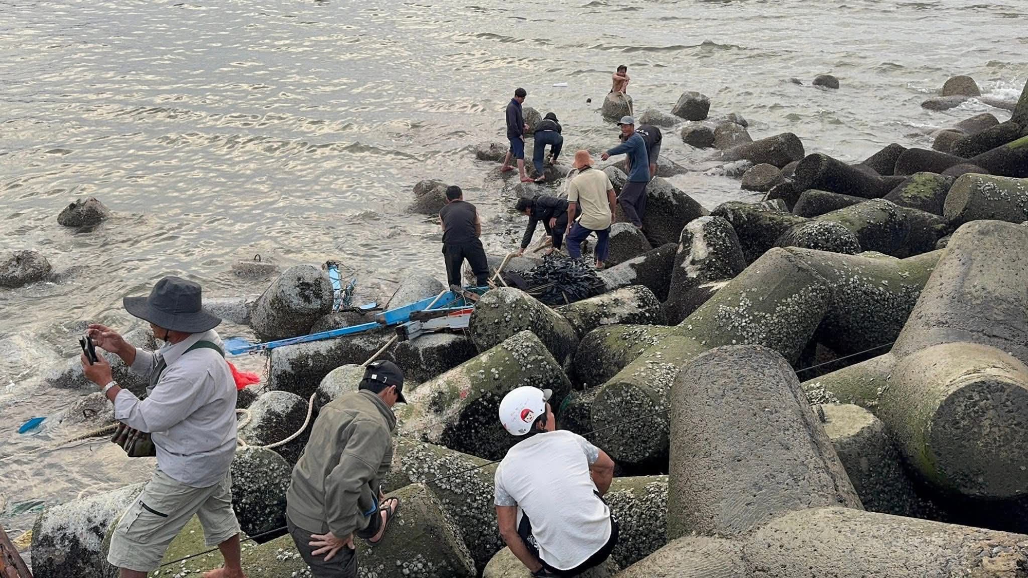 T&agrave;u ch&igrave;m khi v&agrave;o cửa cảng, ngư d&acirc;n 16 tuổi mất t&iacute;ch- Ảnh 1.