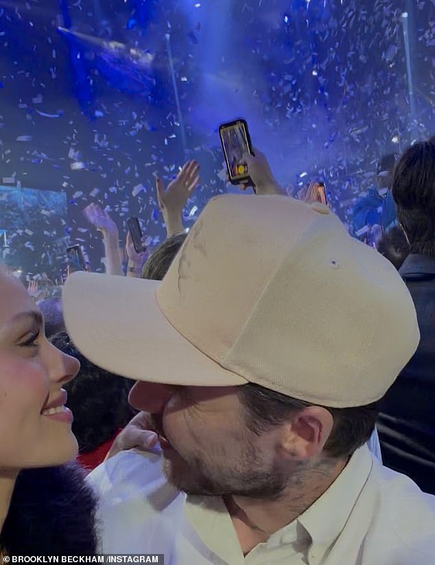 Con cả tuyên bố cắt đứt quan hệ với David Beckham và Victoria, nàng dâu phải khoá bình luận vì Con cả tuyên bố cắt đứt quan hệ với David Beckham và Victoria, nàng dâu phải khoá bình luận vì