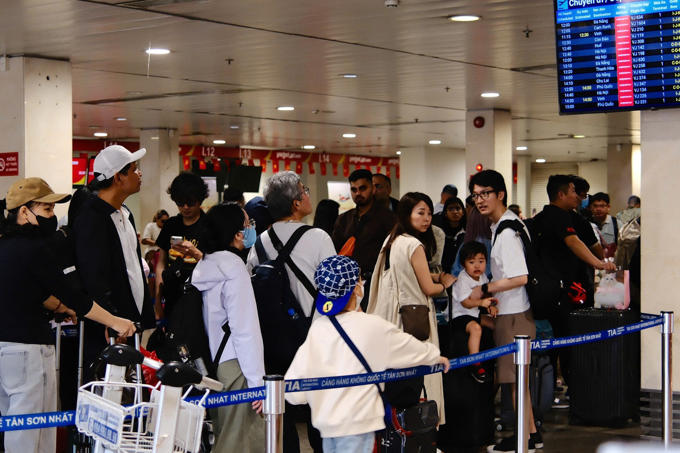 Lượng kh&aacute;ch kỷ lục đổ về s&acirc;n bay T&acirc;n Sơn Nhất Tết Dương lịch- Ảnh 1.