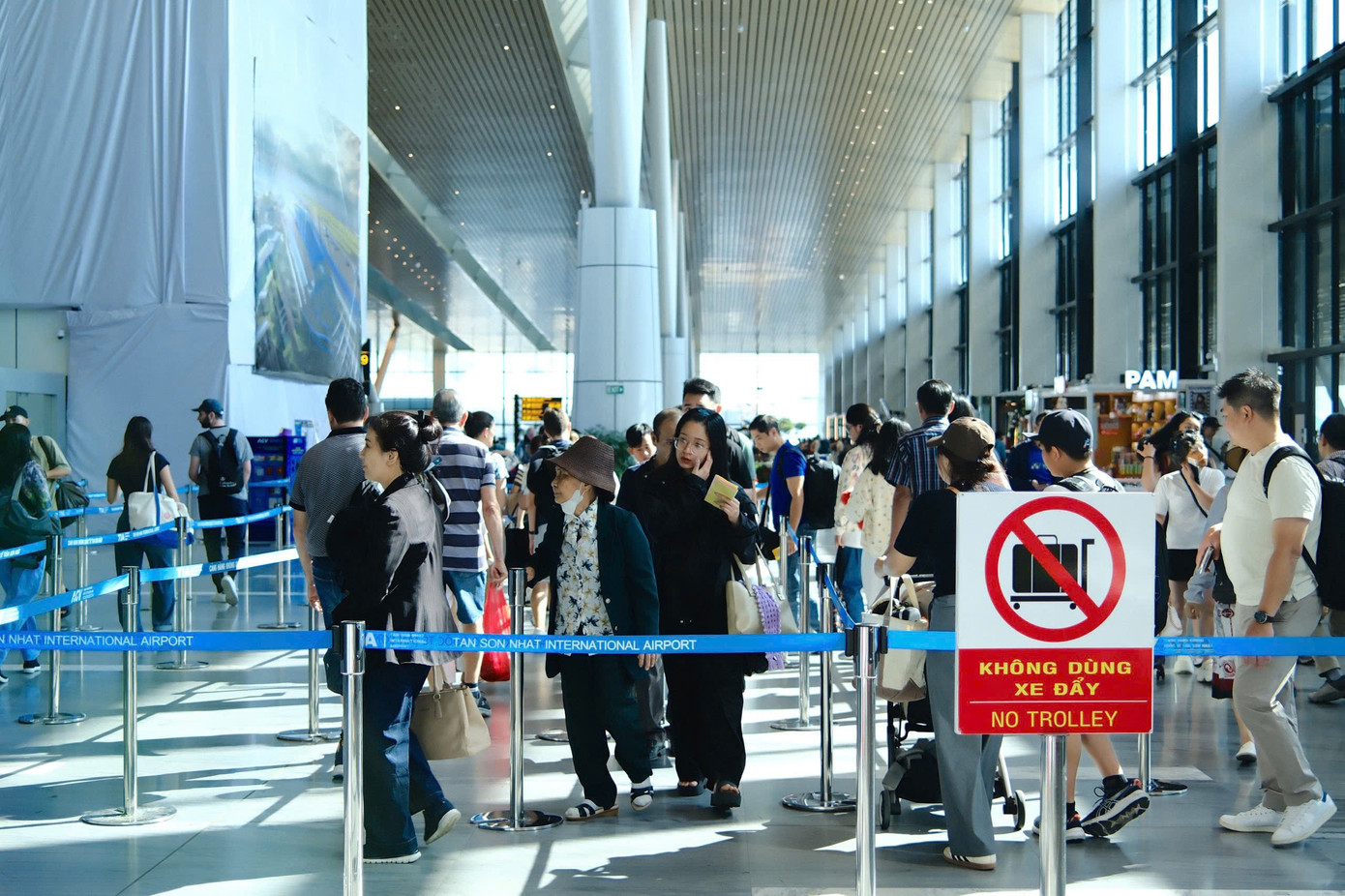 Lượng kh&aacute;ch kỷ lục đổ về s&acirc;n bay T&acirc;n Sơn Nhất Tết Dương lịch- Ảnh 2.