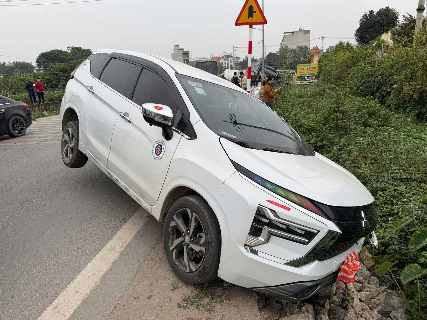 H&agrave; Nội: 4 &ocirc; t&ocirc; va chạm tr&ecirc;n tỉnh lộ, 3 xe hư hỏng nặng- Ảnh 3.