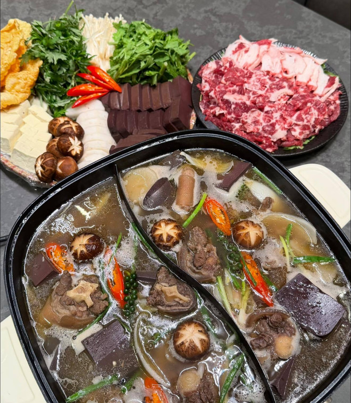 Kh&ocirc;ng c&oacute; b&aacute;nh kem th&agrave;nh tựu, gen Z H&agrave; Nội khoe "m&acirc;m cơm th&agrave;nh tựu 2025"- Ảnh 5.