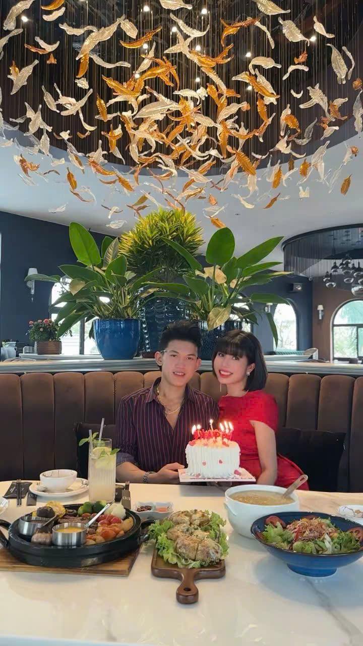 Quen nhau ở qu&aacute;n ăn đ&ecirc;m, "tổng t&agrave;i" 19 tuổi cua lu&ocirc;n chị nh&acirc;n vi&ecirc;n 39 tuổi, giờ nổi tiếng nhất Chợ Đ&agrave; Lạt- Ảnh 3.