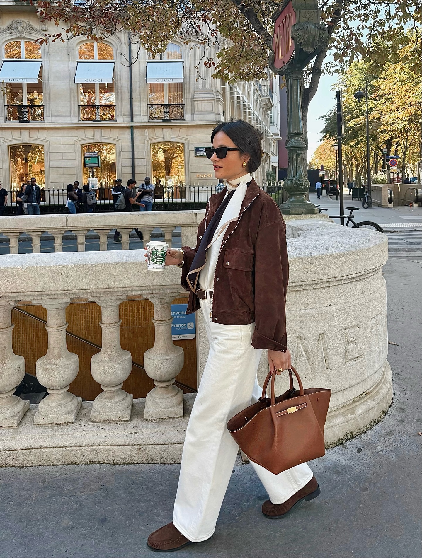 Top 3 mẫu quần jeans trong tủ đồ của phụ nữ Ph&aacute;p: To&agrave;n kiểu kinh điển, mix c&agrave;ng đơn giản c&agrave;ng đẹp- Ảnh 4.