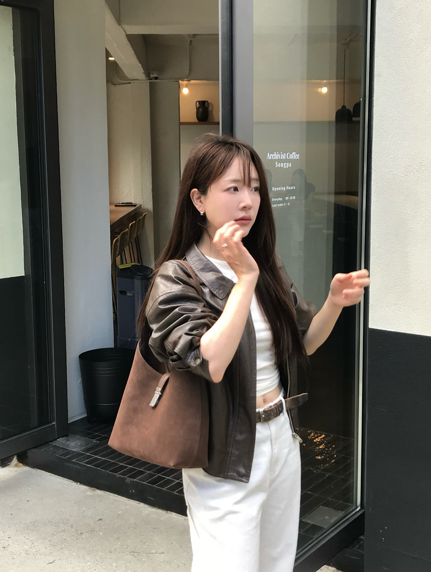 Mặc blazer m&atilde;i cũng ch&aacute;n, chị em n&ecirc;n sắm 4 kiểu &aacute;o kho&aacute;c n&agrave;y để style s&agrave;nh điệu tươi mới hơn- Ảnh 4.