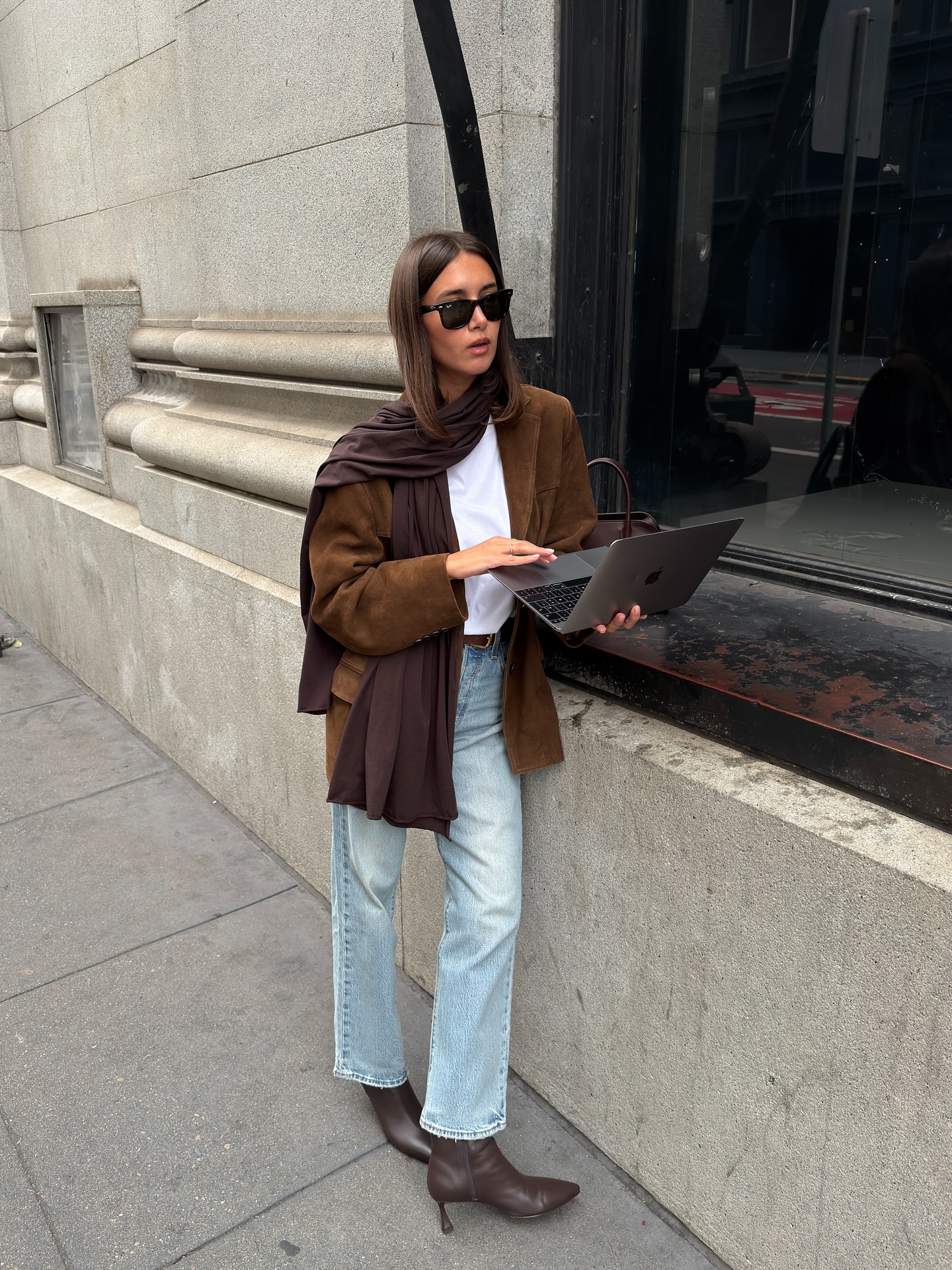 Top 3 mẫu quần jeans trong tủ đồ của phụ nữ Ph&aacute;p: To&agrave;n kiểu kinh điển, mix c&agrave;ng đơn giản c&agrave;ng đẹp- Ảnh 1.