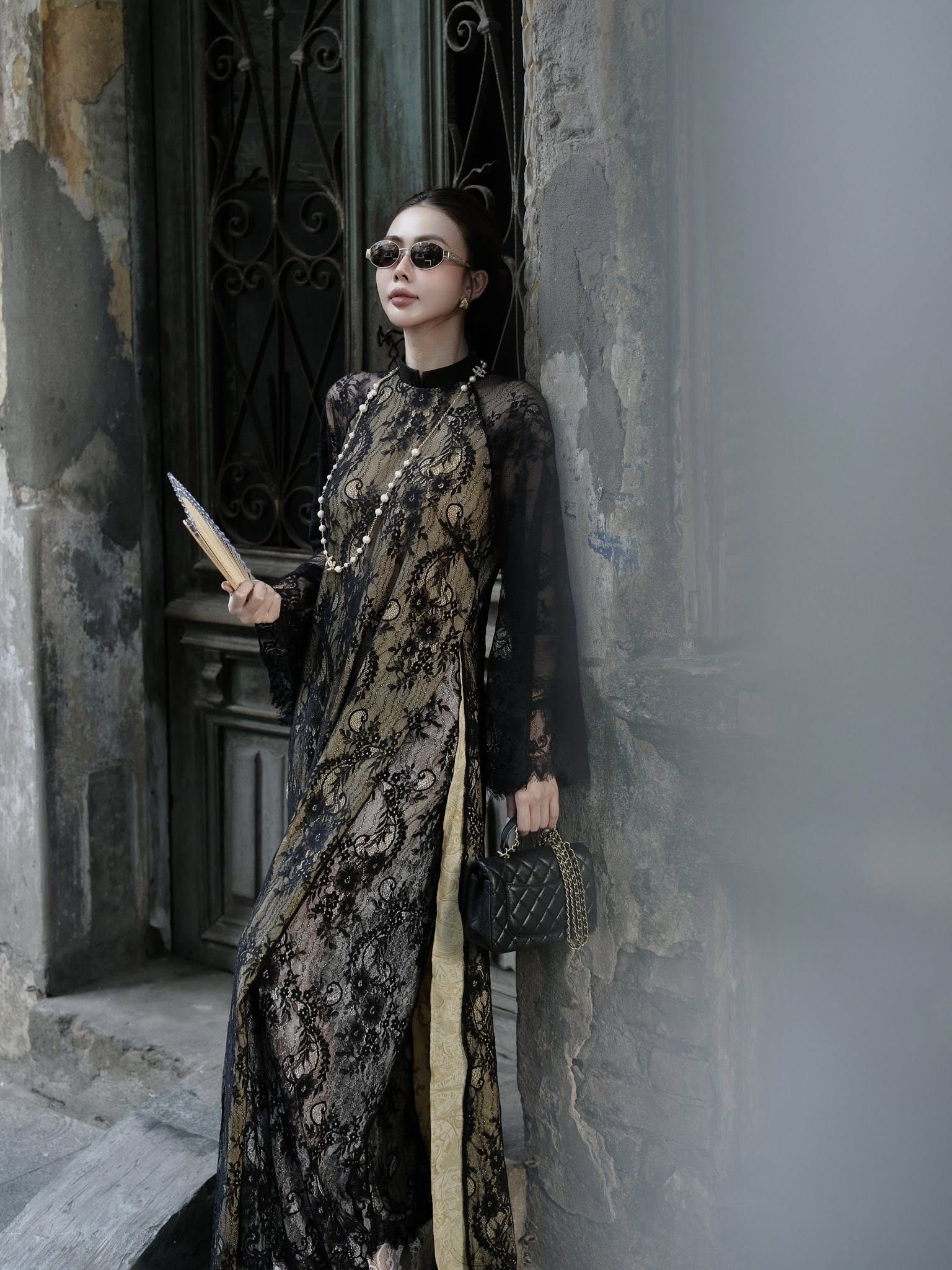 Hài: 1 mét vuông 10 nàng hoá phú bà áo dài ren, đụng hàng khiếp thế này mà vẫn đu trend mạnh- Ảnh 4. Hài: 1 mét vuông 10 nàng hoá phú bà áo dài ren, đụng hàng khiếp thế này mà vẫn đu trend mạnh- Ảnh 4.