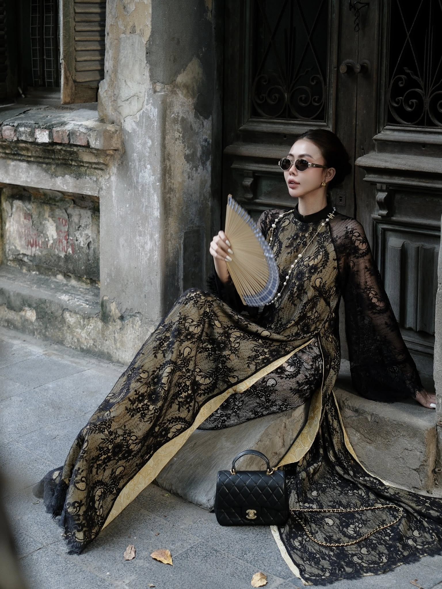 Hài: 1 mét vuông 10 nàng hoá phú bà áo dài ren, đụng hàng khiếp thế này mà vẫn đu trend mạnh- Ảnh 3. Hài: 1 mét vuông 10 nàng hoá phú bà áo dài ren, đụng hàng khiếp thế này mà vẫn đu trend mạnh- Ảnh 3.