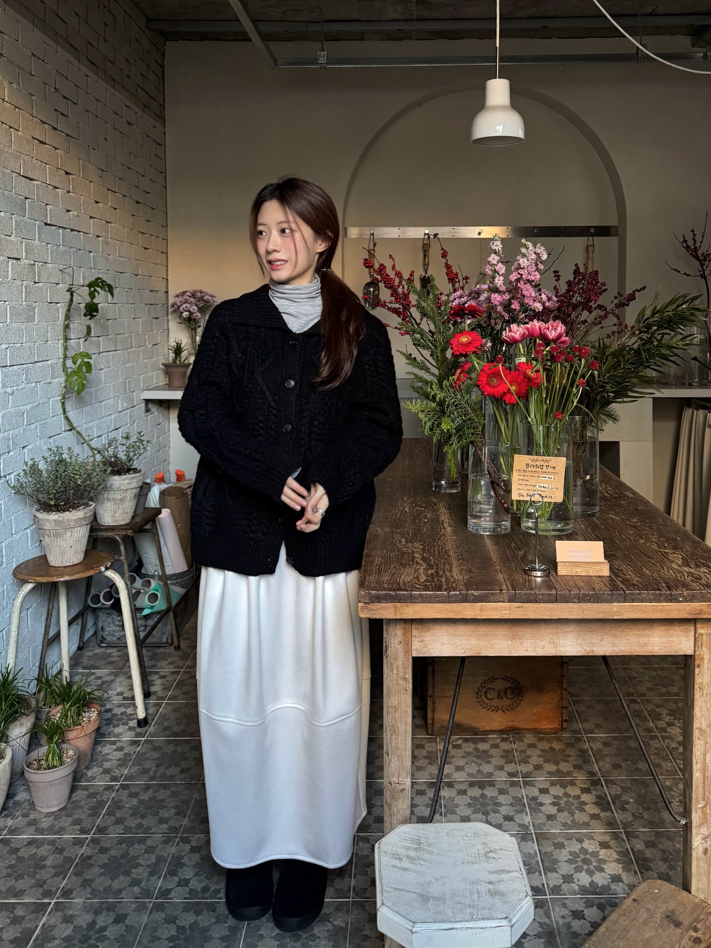 Mặc blazer m&atilde;i cũng ch&aacute;n, chị em n&ecirc;n sắm 4 kiểu &aacute;o kho&aacute;c n&agrave;y để style s&agrave;nh điệu tươi mới hơn- Ảnh 11.