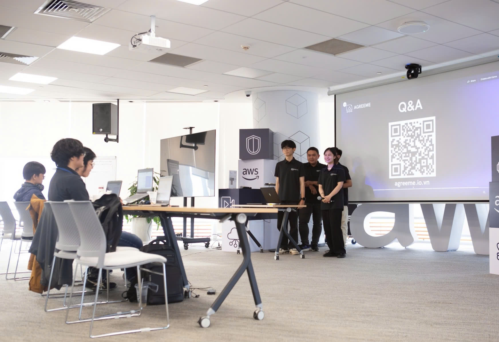 Cử nhân, thạc sĩ vẫn thất nghiệp- Ảnh 1. Cử nhân, thạc sĩ vẫn thất nghiệp- Ảnh 1.