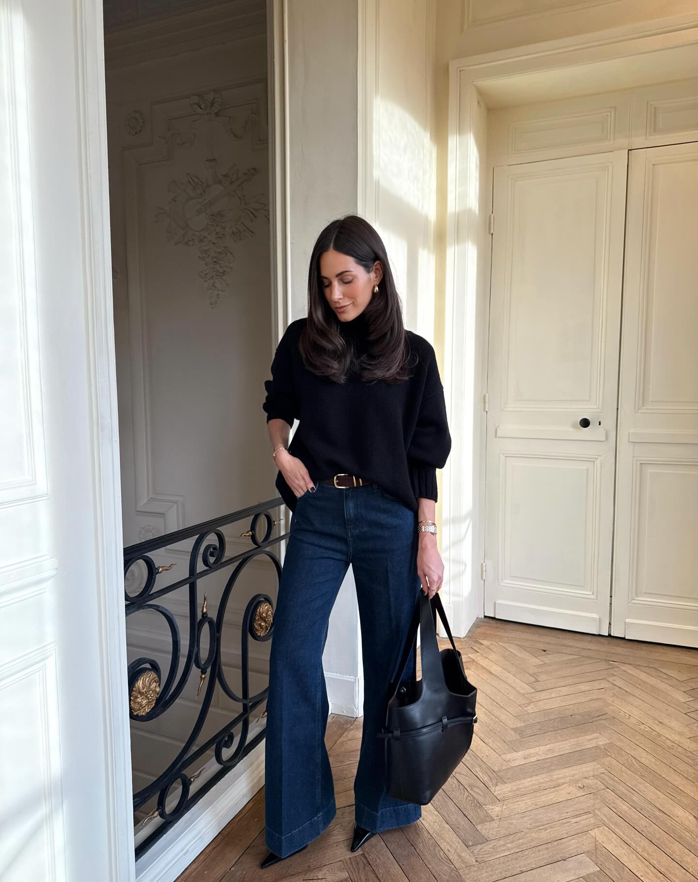 Top 3 mẫu quần jeans trong tủ đồ của phụ nữ Ph&aacute;p: To&agrave;n kiểu kinh điển, mix c&agrave;ng đơn giản c&agrave;ng đẹp- Ảnh 5.