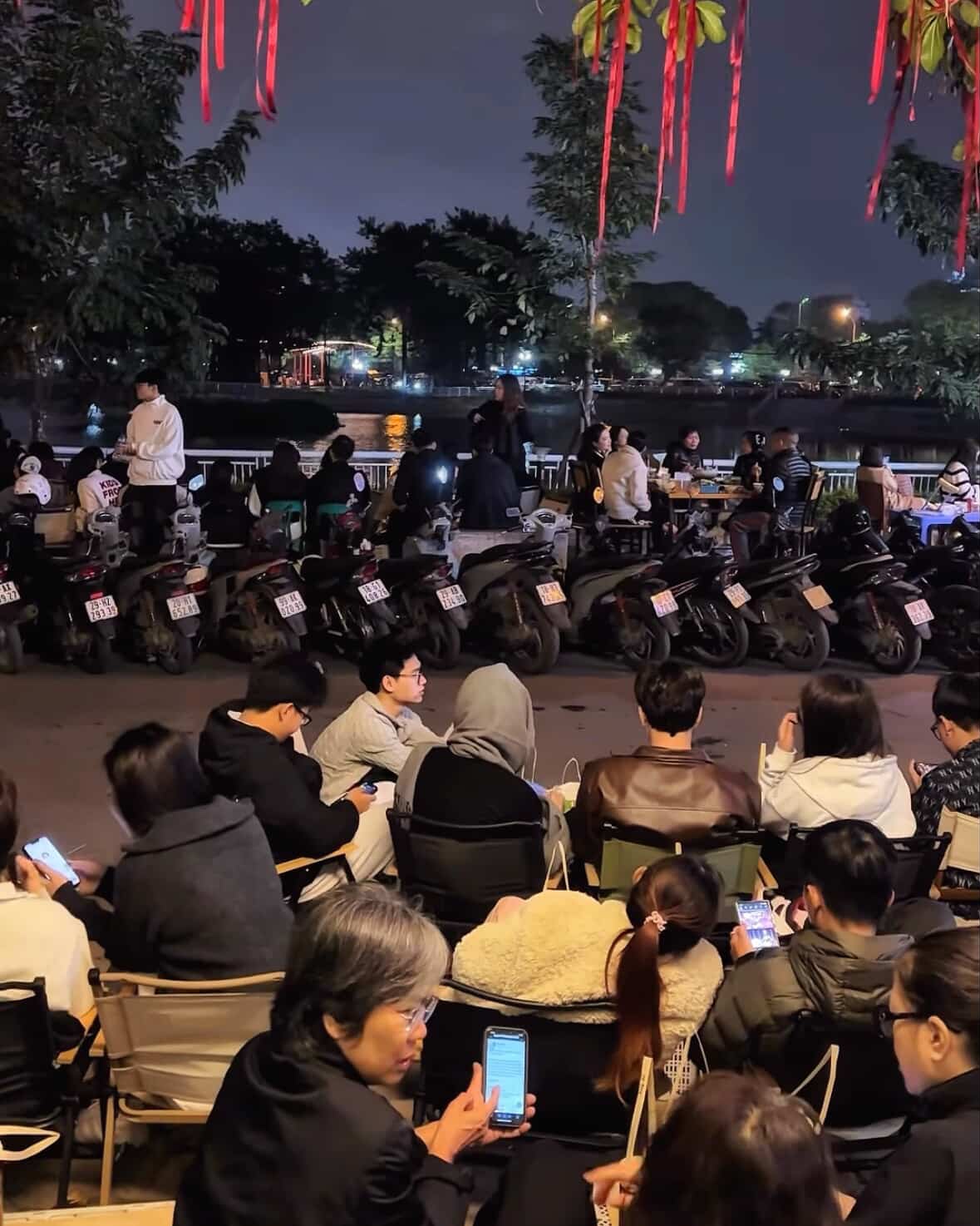 Tết Dương lịch &ldquo;ăn n&ecirc;n l&agrave;m ra&rdquo;: Qu&aacute;n cafe, photobooth, thời trang doanh thu tăng 2-3 lần, xe &ocirc;m c&ocirc;ng nghệ kiếm 1,5 triệu/5 tiếng- Ảnh 1.