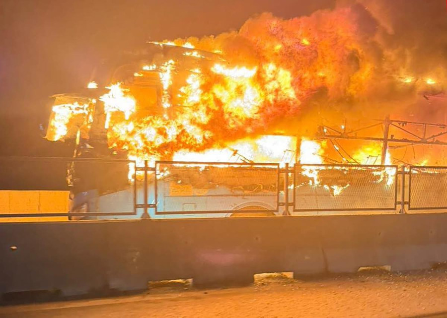 Một thi thể trong xe kh&aacute;ch ch&aacute;y trơ khung tr&ecirc;n cao tốc ở Nghệ An- Ảnh 1.