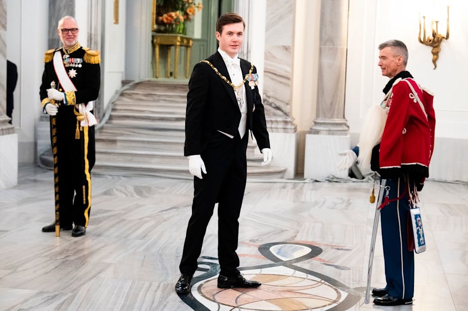 Vương hậu Mary khởi đầu 2026: Diện lại vương miện chế từ thắt lưng cổ, thần th&aacute;i tuổi 53 khiến ai cũng phải xu&yacute;t xoa- Ảnh 4.