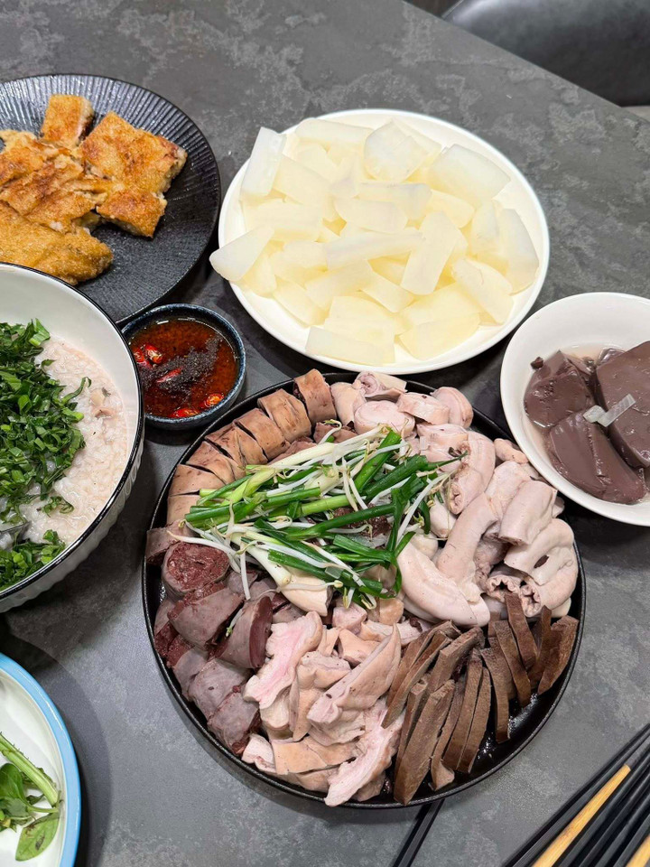 Kh&ocirc;ng c&oacute; b&aacute;nh kem th&agrave;nh tựu, gen Z H&agrave; Nội khoe "m&acirc;m cơm th&agrave;nh tựu 2025"- Ảnh 10.