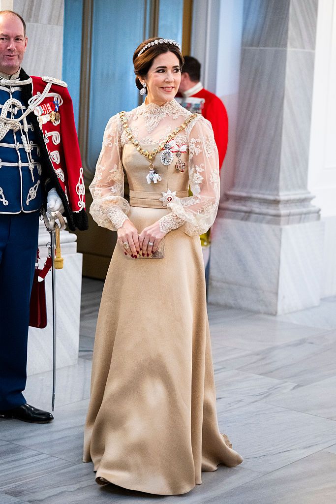 Vương hậu Mary khởi đầu 2026: Diện lại vương miện chế từ thắt lưng cổ, thần th&aacute;i tuổi 53 khiến ai cũng phải xu&yacute;t xoa- Ảnh 2.