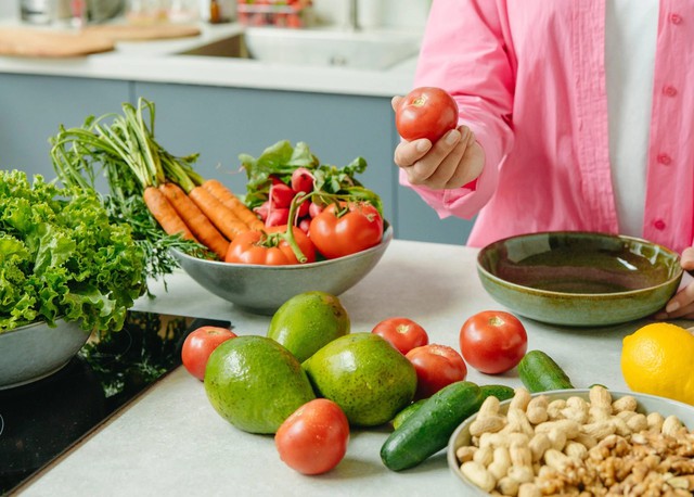 Sau 25 tuổi, collagen mất đi nhanh hơn bạn nghĩ: BS da liễu chỉ r&otilde; 5 c&aacute;ch giữ collagen gi&uacute;p l&agrave;n da trẻ l&acirc;u hơn tuổi thật - nhiều người vẫn l&agrave;m sai- Ảnh 4.