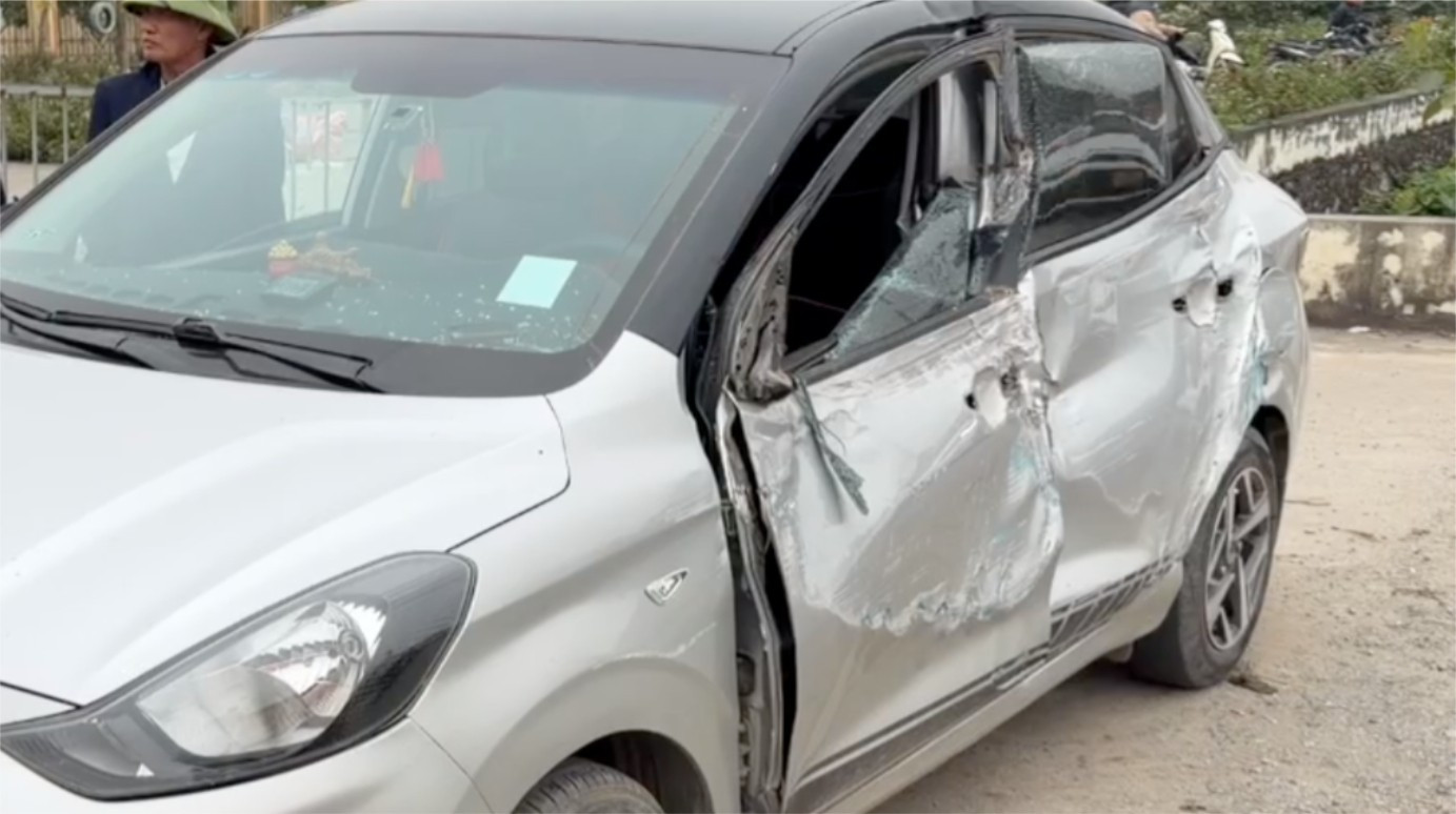 H&agrave; Nội: 4 &ocirc; t&ocirc; va chạm tr&ecirc;n tỉnh lộ, 3 xe hư hỏng nặng- Ảnh 4.