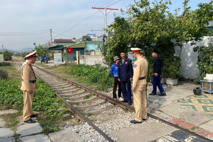 Lập biên bản một gia đình nướng đồ ăn trên đường ray tàu hoả- Ảnh 2. Lập biên bản một gia đình nướng đồ ăn trên đường ray tàu hoả- Ảnh 2.