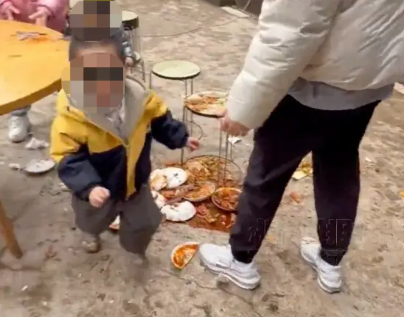 Bức ảnh đang khiến d&acirc;n mạng chia phe tranh c&atilde;i: Người khen bố mẹ dạy con qu&aacute; hay, người ch&ecirc; l&agrave;m m&agrave;u để quay clip!- Ảnh 1.