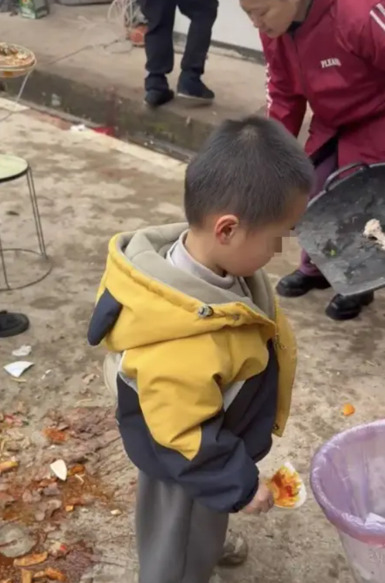 Bức ảnh đang khiến d&acirc;n mạng chia phe tranh c&atilde;i: Người khen bố mẹ dạy con qu&aacute; hay, người ch&ecirc; l&agrave;m m&agrave;u để quay clip!- Ảnh 2.