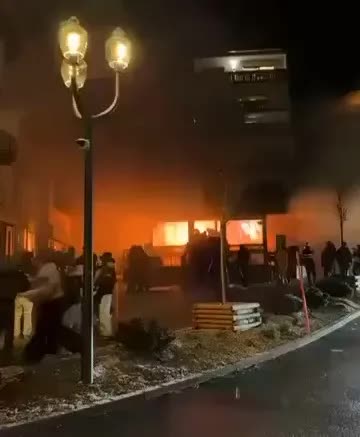 "Tôi đã thấy nhiều người bị cháy": Nhân chứng kể lại khoảnh khắc kinh hoàng trong vụ cháy quán bar Thụy Sĩ- Ảnh 3. "Tôi đã thấy nhiều người bị cháy": Nhân chứng kể lại khoảnh khắc kinh hoàng trong vụ cháy quán bar Thụy Sĩ- Ảnh 3.