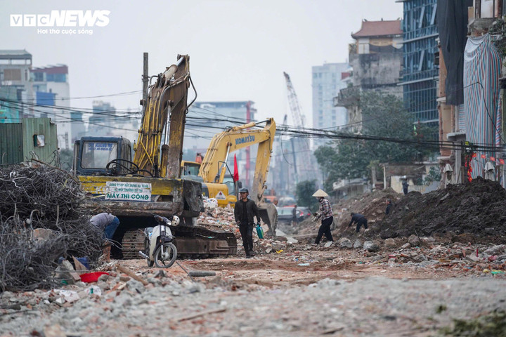 Thi c&ocirc;ng xuy&ecirc;n Tết, cắt gọt nh&agrave; mặt phố Đ&ecirc; La Th&agrave;nh để mở rộng đường V&agrave;nh đai 1- Ảnh 2.