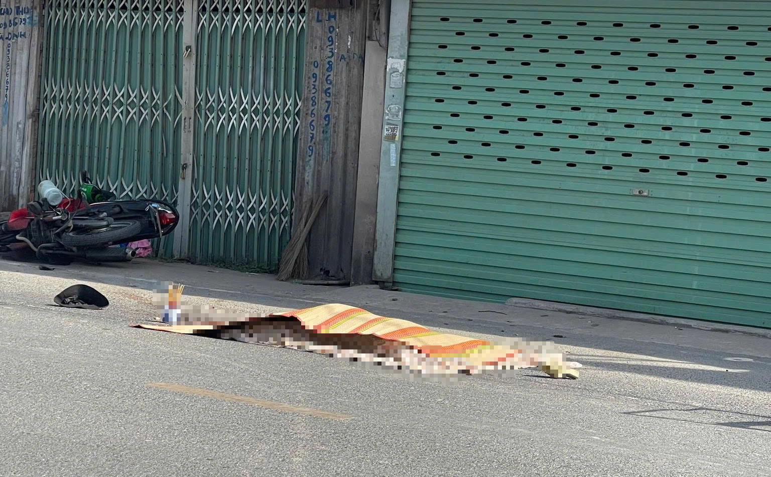 Xe container cán tử vong người phụ nữ ở TPHCM, tài xế chạy thêm một đoạn mới dừng- Ảnh 1. Xe container cán tử vong người phụ nữ ở TPHCM, tài xế chạy thêm một đoạn mới dừng- Ảnh 1.