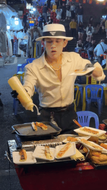 Quen nhau ở qu&aacute;n ăn đ&ecirc;m, "tổng t&agrave;i" 19 tuổi cua lu&ocirc;n chị nh&acirc;n vi&ecirc;n 39 tuổi, giờ nổi tiếng nhất Chợ Đ&agrave; Lạt- Ảnh 1.