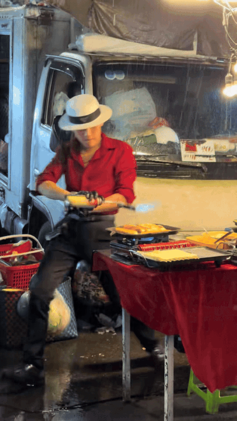 Quen nhau ở qu&aacute;n ăn đ&ecirc;m, "tổng t&agrave;i" 19 tuổi cua lu&ocirc;n chị nh&acirc;n vi&ecirc;n 39 tuổi, giờ nổi tiếng nhất Chợ Đ&agrave; Lạt- Ảnh 5.