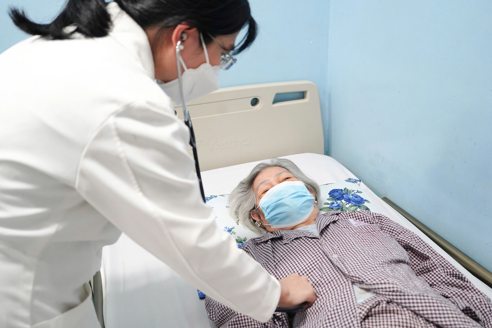 Trời lạnh, b&aacute;c sĩ chỉ ra nguy cơ với người lớn tuổi- Ảnh 1.