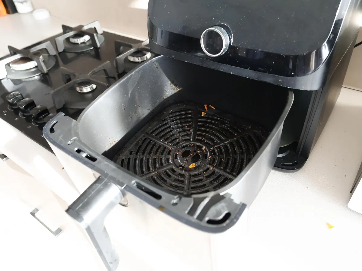 Cảnh báo cho bất cứ ai dùng nồi chiên không dầu: Có 1 bộ phận bắt buộc phải vệ sinh nhưng hay bị bỏ qua- Ảnh 2. Cảnh báo cho bất cứ ai dùng nồi chiên không dầu: Có 1 bộ phận bắt buộc phải vệ sinh nhưng hay bị bỏ qua- Ảnh 2.