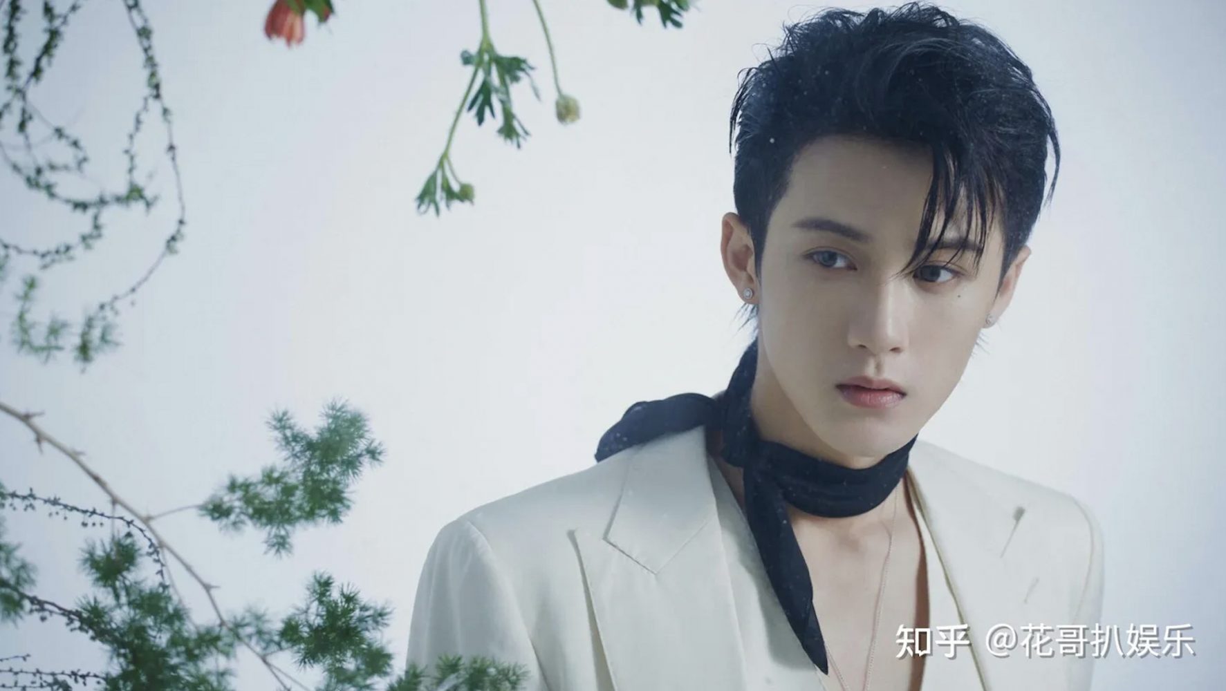 Thêm "Hồng tỷ" gây sốc, tự xưng quan hệ mập mờ với loạt mỹ nam- Ảnh 4. Thêm "Hồng tỷ" gây sốc, tự xưng quan hệ mập mờ với loạt mỹ nam- Ảnh 4.