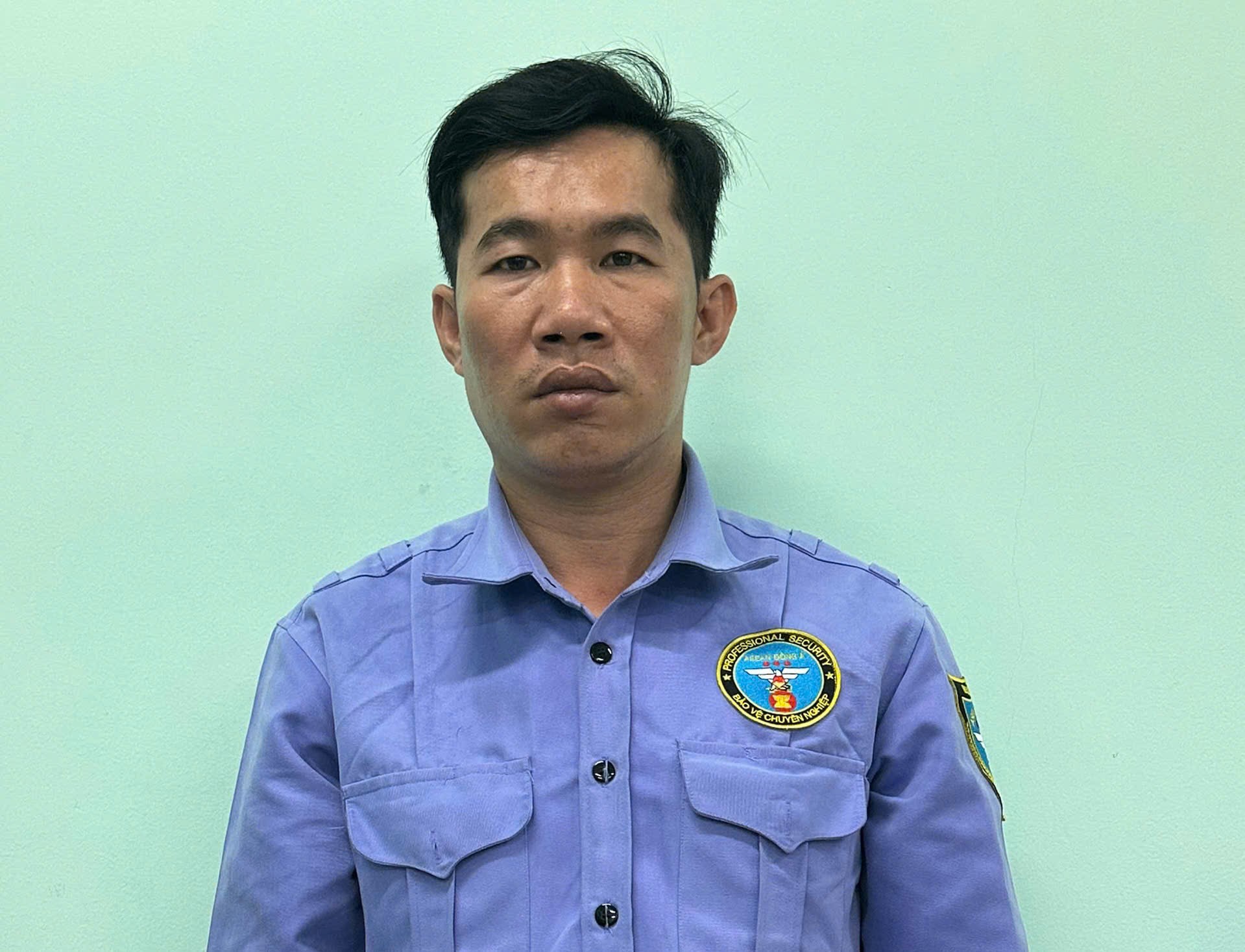 Bắt khẩn cấp người đ&agrave;n &ocirc;ng "m&uacute;t chuột", "đ&aacute; l&ocirc;ng nheo" rồi đ&aacute;nh t&eacute;t tr&aacute;n c&ocirc; g&aacute;i- Ảnh 2.