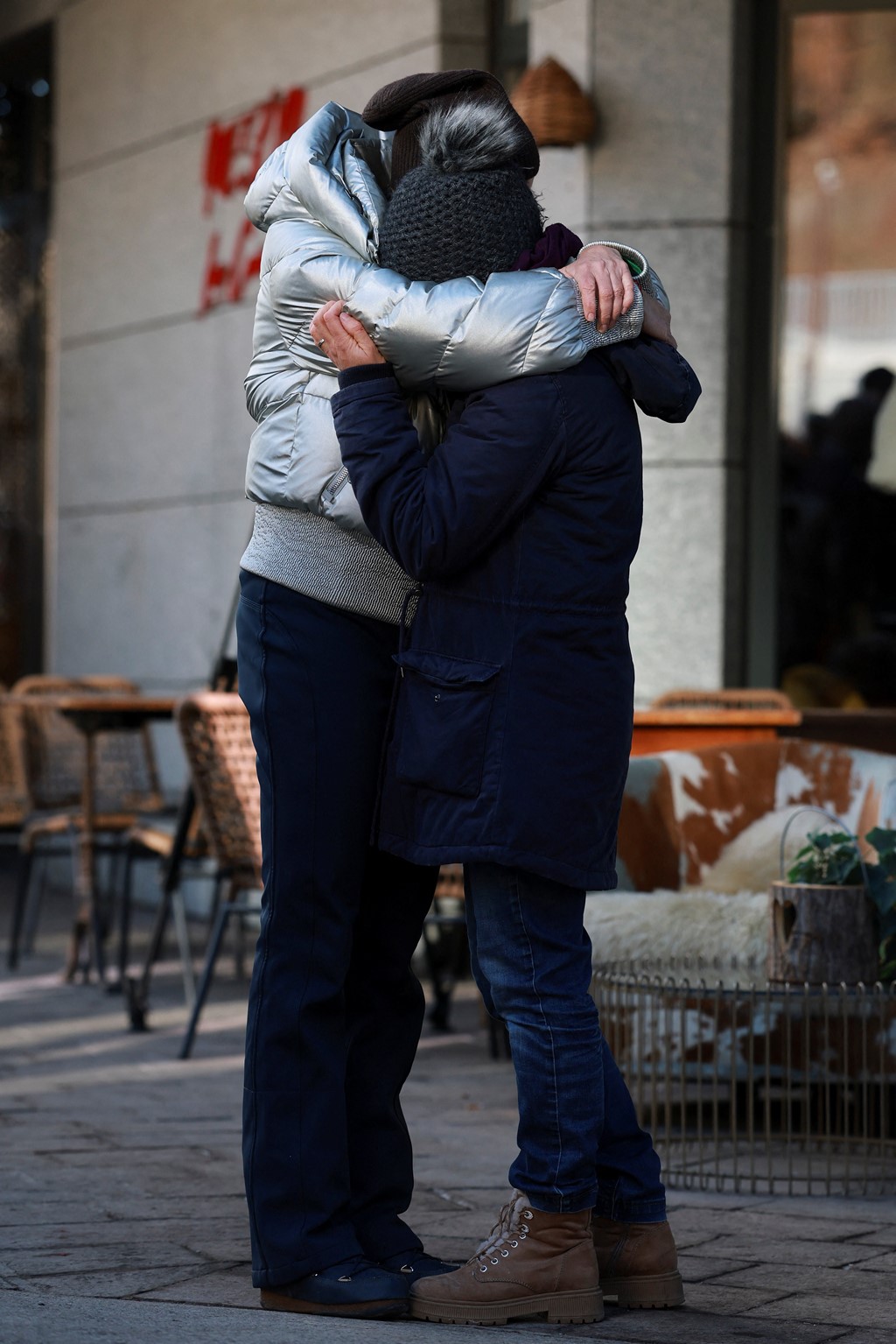 Thảm kịch hỏa hoạn tại Thụy Sĩ khiến 155 người thương vong: Cha mẹ tuyệt vọng tìm con không thể nhận dạng, hàng trăm người thắp nến tưởng niệm- Ảnh 4. Thảm kịch hỏa hoạn tại Thụy Sĩ khiến 155 người thương vong: Cha mẹ tuyệt vọng tìm con không thể nhận dạng, hàng trăm người thắp nến tưởng niệm- Ảnh 4.